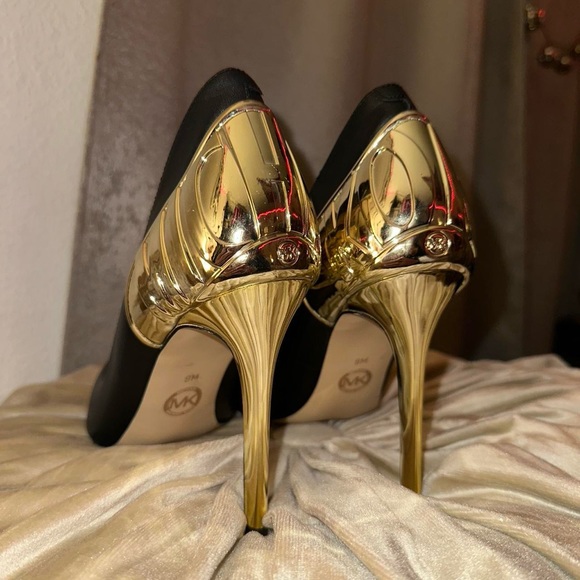 Michael Kors Khloe Pointed toe Leather Pumps - Picture 7 of 8